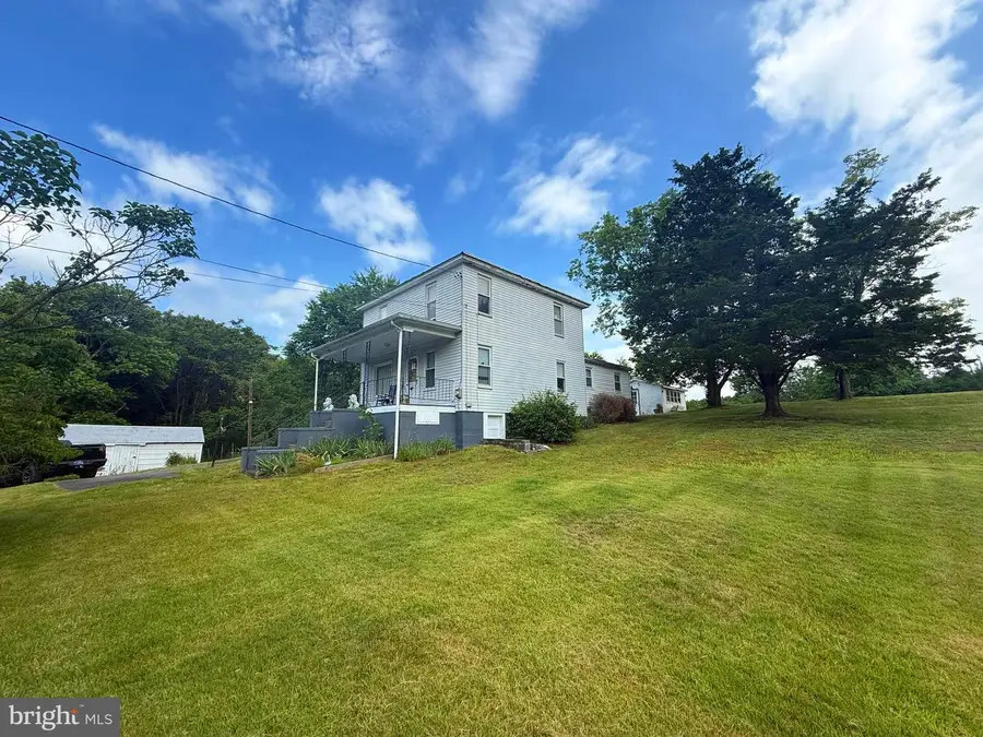 9 Fox St, Berkeley Springs, WV 25411 - #2