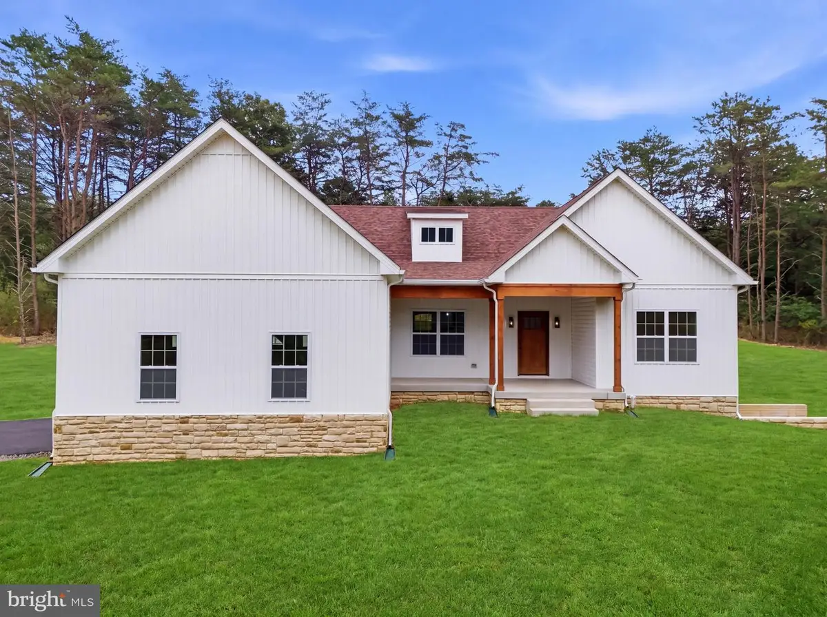 42 Spruce Ln, Berkeley Springs, WV 25411 - #1