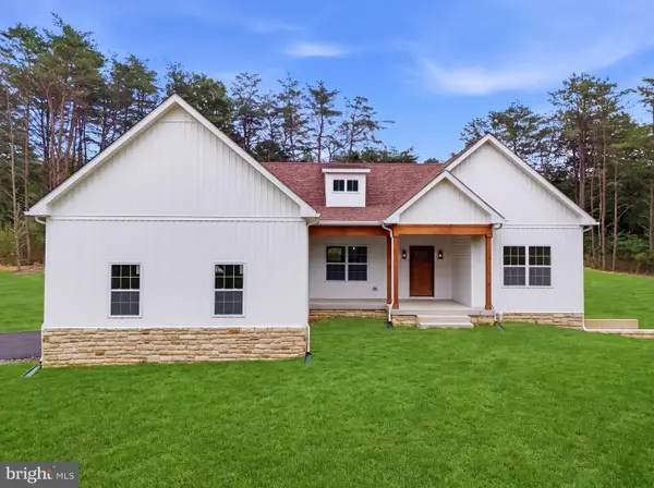 42 Spruce Ln, BERKELEY SPRINGS, WV 25411
