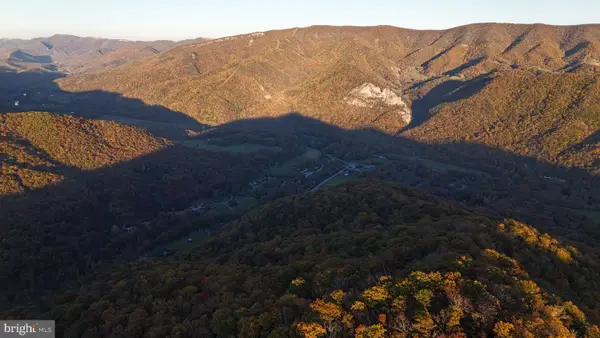 22235 Mountaineer Dr, SENECA ROCKS, WV 26884