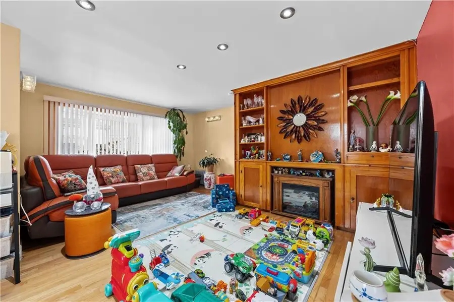 8 Lester Court, Brooklyn, NY 11229 - Image #2