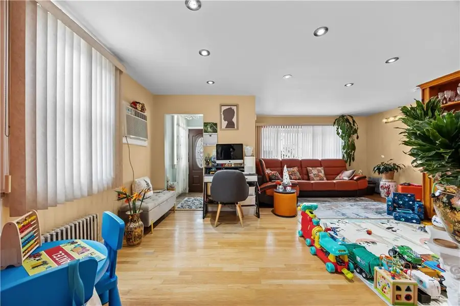 8 Lester Court, Brooklyn, NY 11229 - Image #3