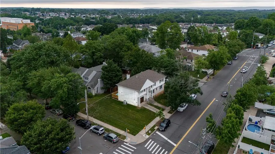 669 Bloomingdale Road, Staten Island, NY 10309 - Image #3