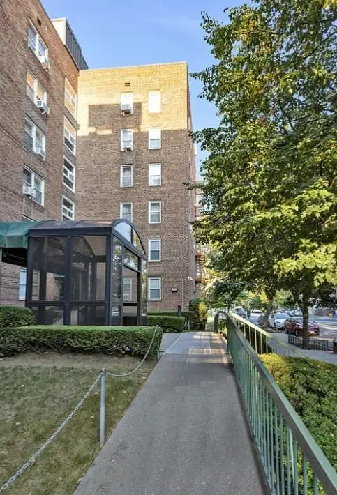 393 Avenue S #1G, Brooklyn, NY 11223