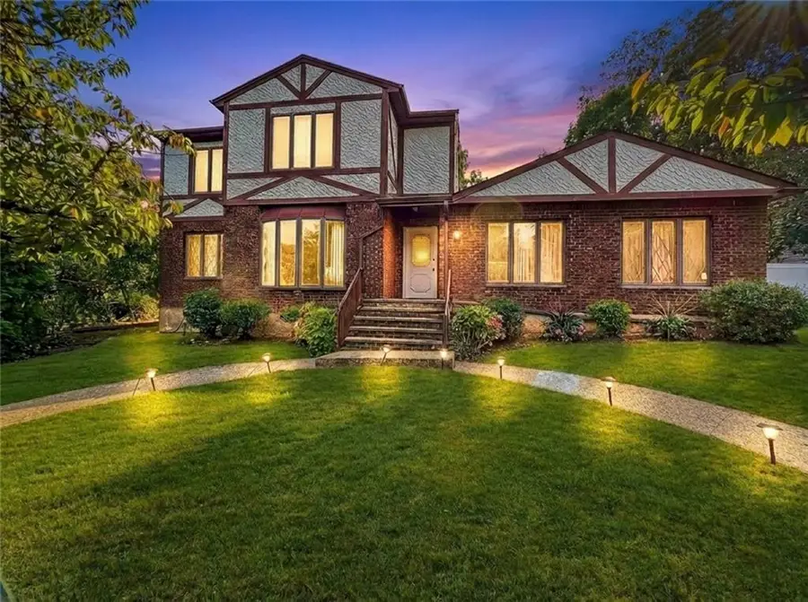 282 Boscombe Avenue, Staten Island, NY 10309 - #2