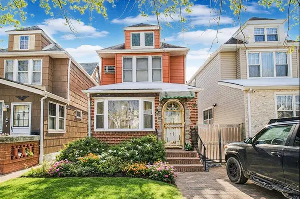 6252 80th Road, Glendale, NY 11385