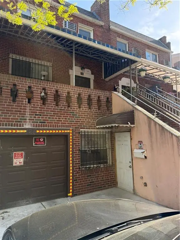 124 Brightwater Court Circle, Brooklyn, NY 11235