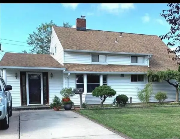 82 Lantern Road, Hicksville, NY 11801