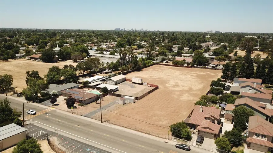 5025 S El Paraiso Avenue, Sacramento, CA 95824 - Image #2