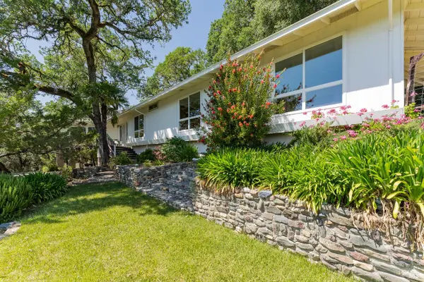 925 Knob Hill Road, Ukiah, CA 95482