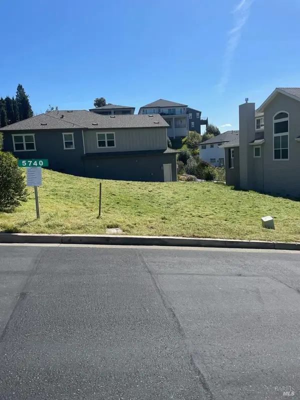 5740 Fairway Knoll Lane, Santa Rosa, CA 95403