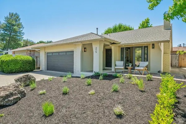 215 Hemlock Drive, Healdsburg, CA 95448