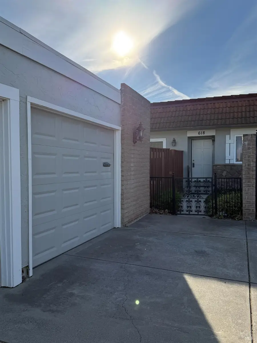 618 Yellowstone Drive, Vacaville, CA 95687 - #2