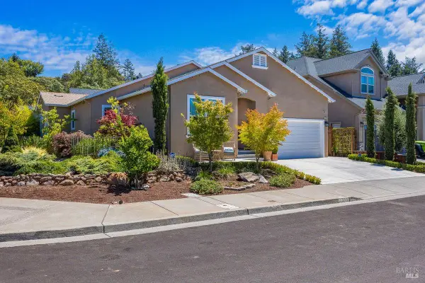 3700 Paxton Place, Santa Rosa, CA 95404