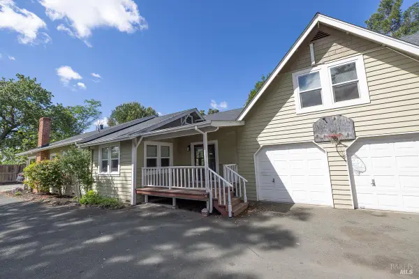 1685 W College Avenue, Santa Rosa, CA 95401
