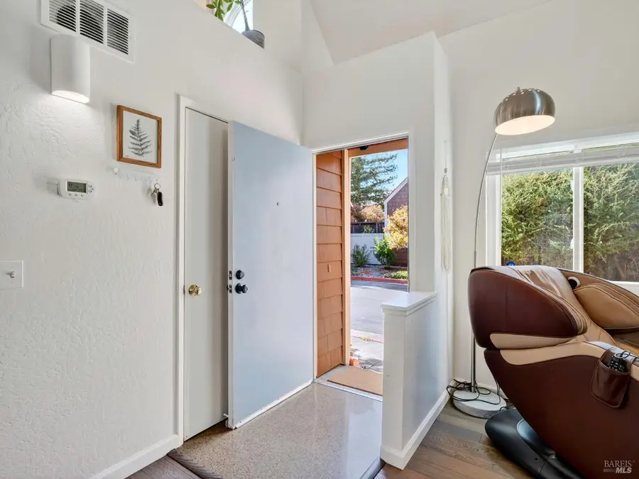 2506 Lakeview Drive, Santa Rosa, CA 95405 - #2