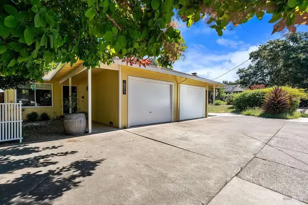 327 Plaza Street, Healdsburg, CA 95448