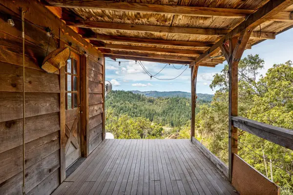 18700 Scenic Drive, Redwood Valley, CA 95470
