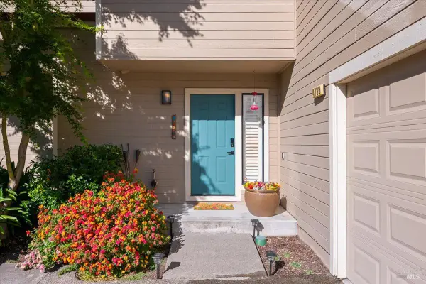 4736 Shade Tree Lane, Santa Rosa, CA 95405