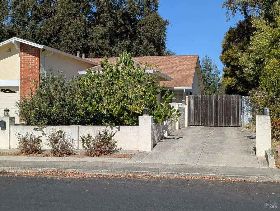 225 Woodhaven Drive, Vacaville, CA 95687 - #2