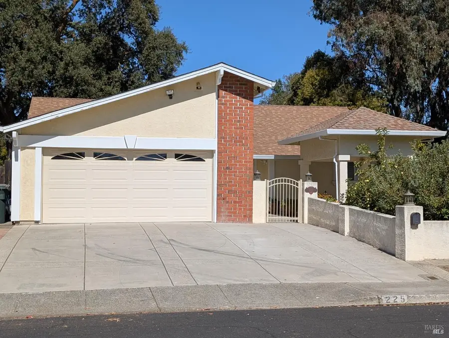 225 Woodhaven Drive, Vacaville, CA 95687 - #3