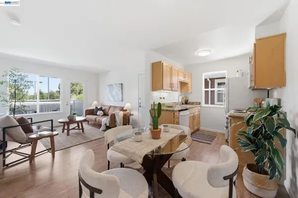 22 Marina Lakes Dr, Richmond, CA 94804