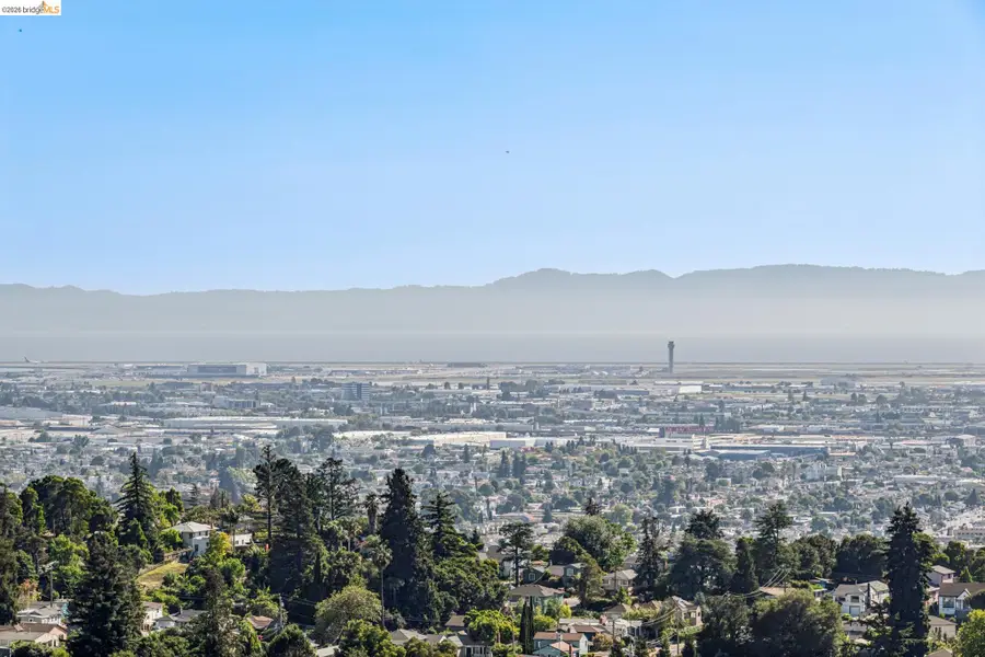 6739 Skyview Dr, Oakland, CA 94605 - #2