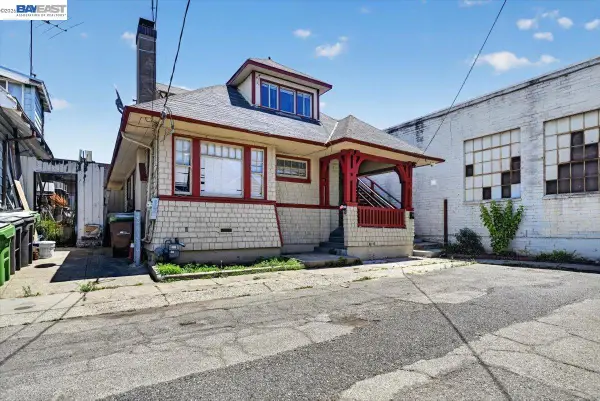 950 Loomis Ct, Oakland, CA 94606