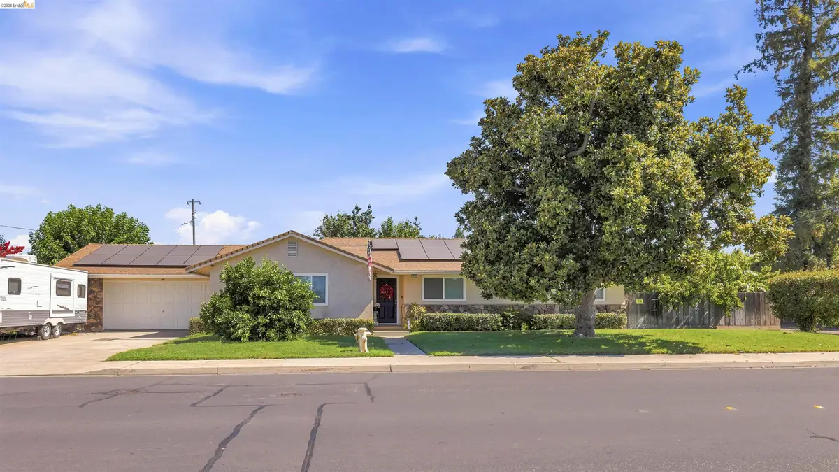 1042 Walnut St, Oakdale, CA 95361 - #1