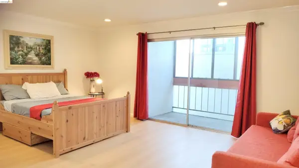 288 Whitmore St, Oakland, CA 94611