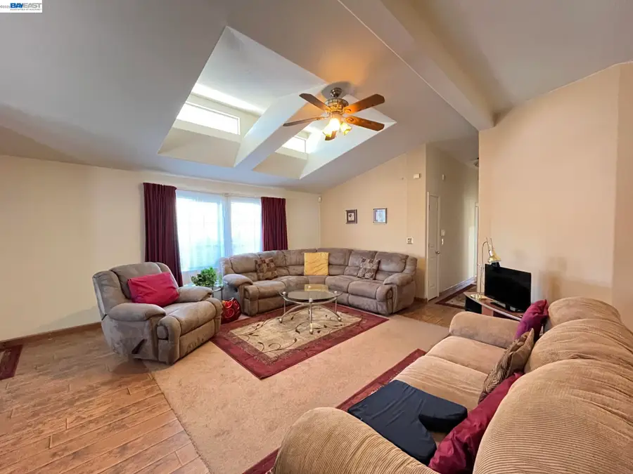 1370 Buckingham Way, Hayward, CA 94544 - #2