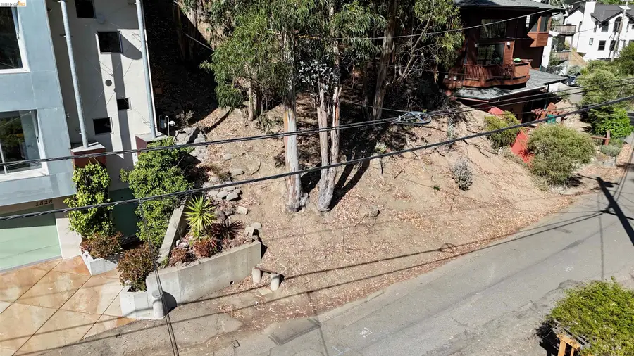 1830 Arrowhead Dr, Oakland, CA 94611 - #2