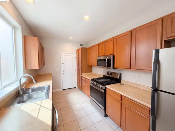 2560 N Village Dr, Santa Rosa, CA 95403