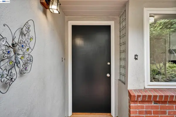 33 Buckeye Ave, Oakland, CA 94618