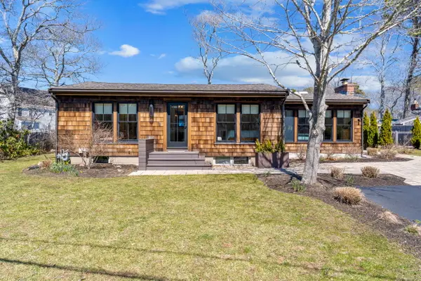 10 Knollwood Drive, East Falmouth, MA 02536