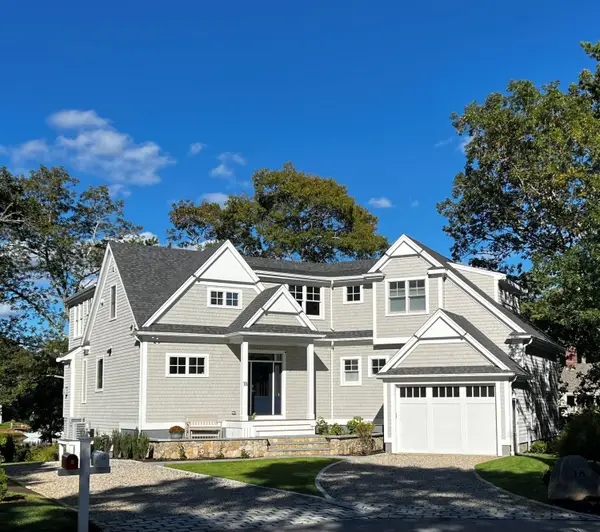 18 Spoondrift Circle, Mashpee, MA 02649