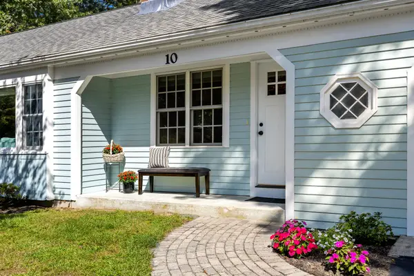 10 Templeton Place, West Yarmouth, MA 02673