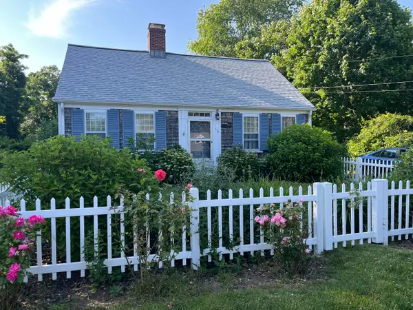 170 Lakeview Avenue, Falmouth, MA 02540