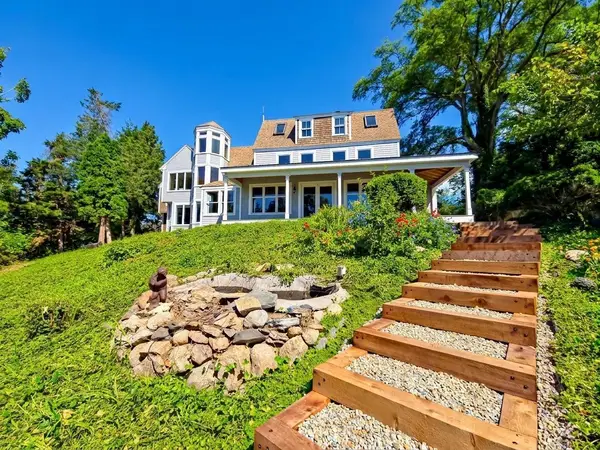10 Squeteague Harbor Road, Cataumet, MA 02534