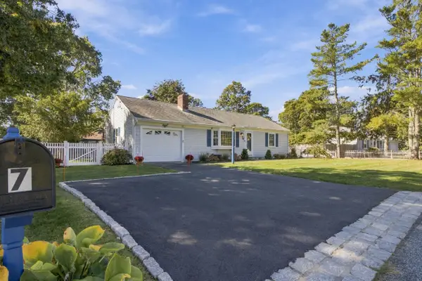 7 Spinning Brook Road, South Yarmouth, MA 02664