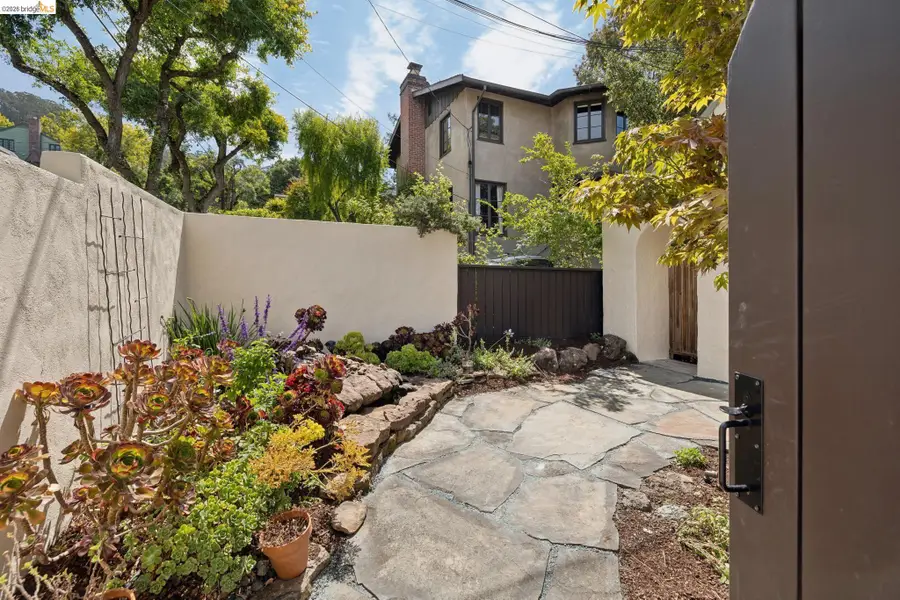 2558 Hilgard Ave, Berkeley, CA 94709 - #2