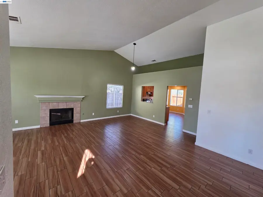152 Chardonnay Street, Los Banos, CA 93635 - #2