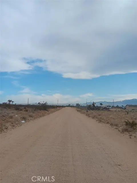 6692 Palmdale Rd, Phelan, CA 92371
