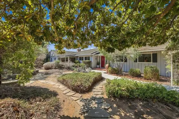 919 Valley Dr, Vista, CA 92084