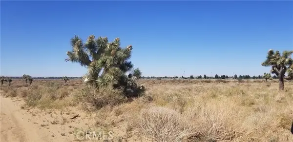 25 Avenue L4, Palmdale, CA 93552