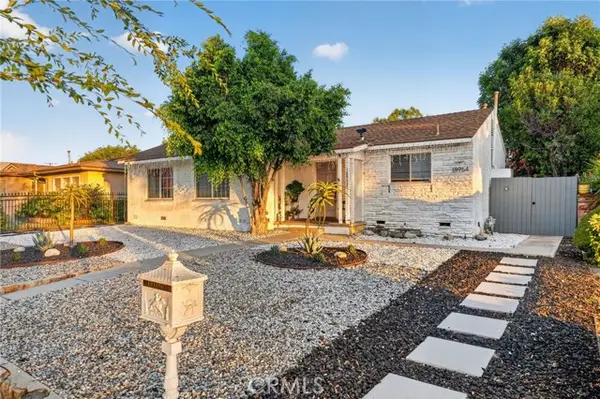18952 Victory, Tarzana, CA 91335