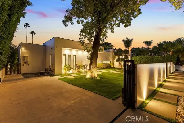 20141 Wells Drive, Woodland Hills, CA 91364 - #1