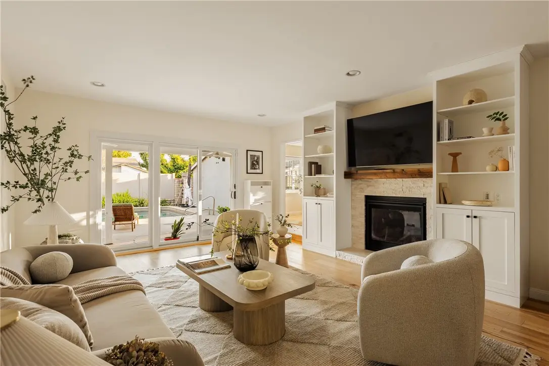 23642 Oxnard, Woodland Hills, CA 91367 - #1