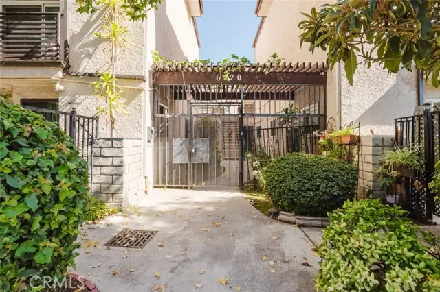 6420 Hazeltine Avenue  #4, Van Nuys, CA 91401 - #2