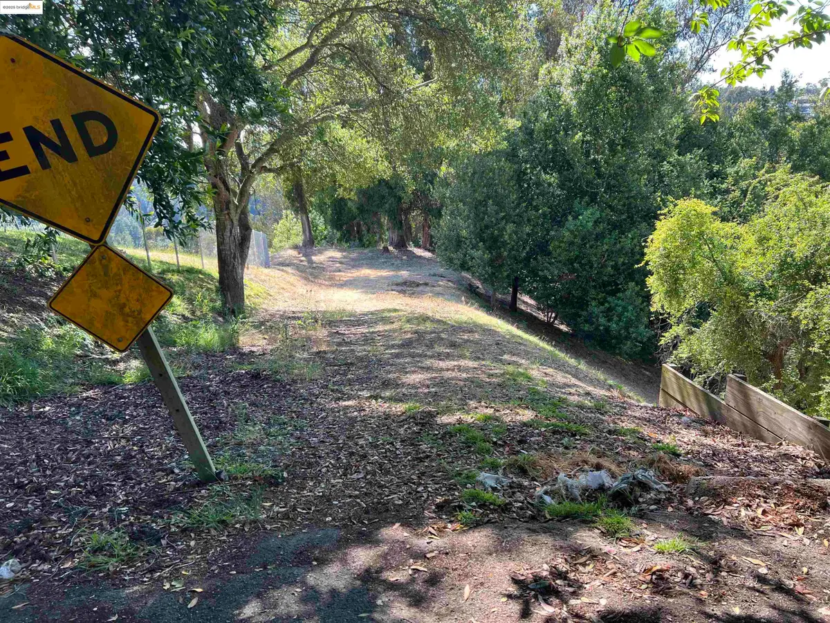 82 Oakwood Ct, Oakland, CA 94611 - Image #1